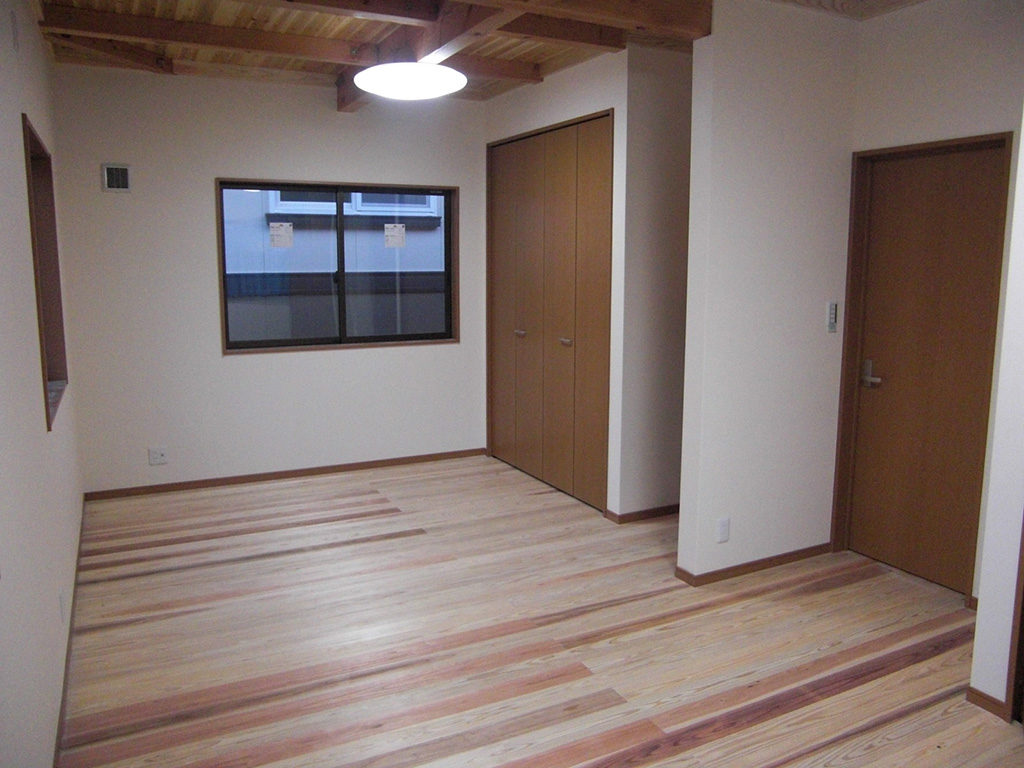 伊豆の国市長岡のオール無垢素材の新築住宅の居室