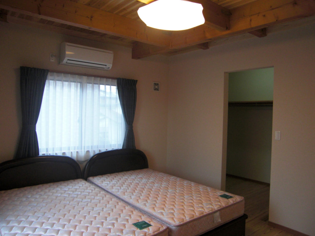 伊豆の国市長岡のオール無垢素材の新築住宅の寝室
