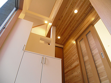伊豆の国市南条の新築住宅の無垢と天然素材の木材を使った天井と壁のこだわりの玄関